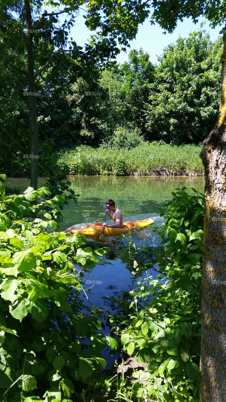 Kajak. toll in der Hitze mit dem kajak zu schwimme