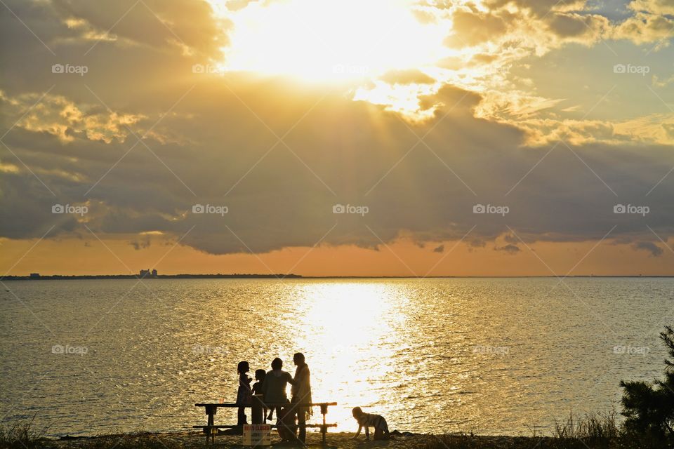 Sunrise vs Sunset - Family picnic -The Golden Hour offers plenty of opportunities for great photos, and the really beautiful thing is that it happens twice a day! Most photographers agree that this time of day is THE best time to photograph the sun.