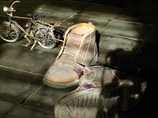 Giant shoe theft
