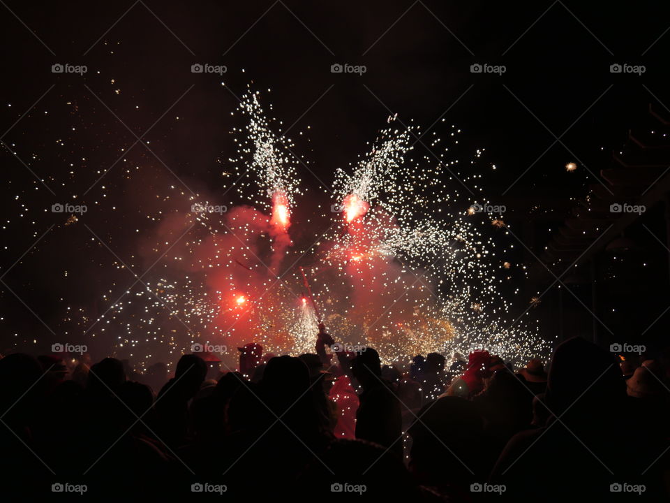 gente divirtiéndose con fuego pueblos Catalunya