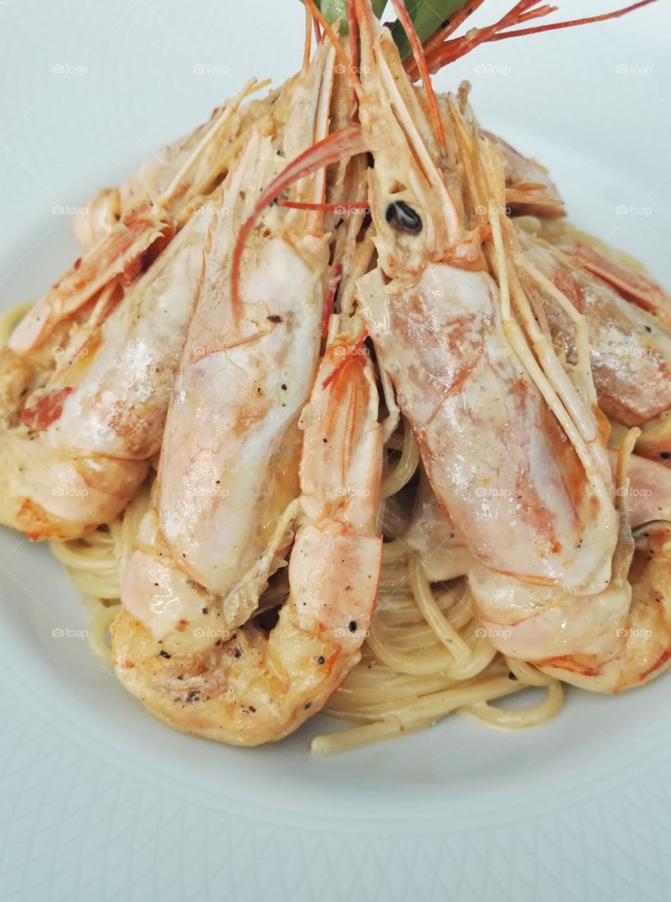 spaghetti with shrimps and cream sauce