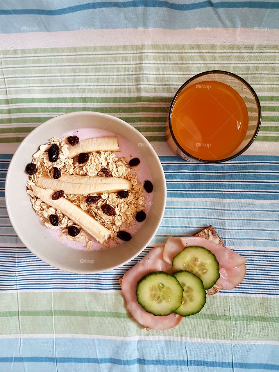 Crispbread with yogurt and juice