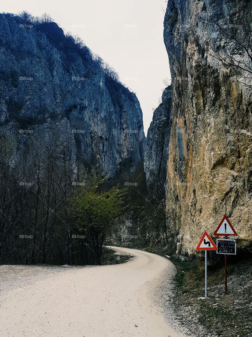 road to the Polovragi cave