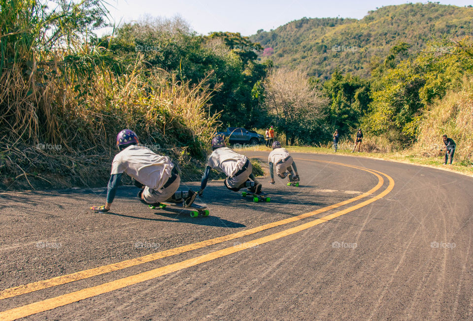 skatista na curva em estrada.