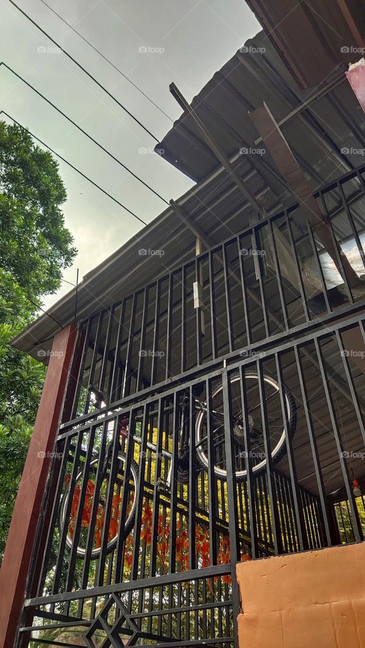 sepeda kakak di taruh atas