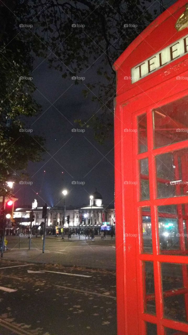cartões postais de Londres: National Gallery e a cabine telefônica vermelha