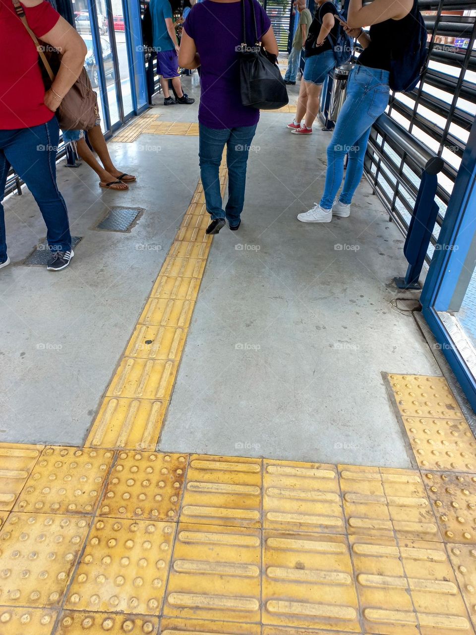 Indo às compras dos presentes de Natal. Mas observando o distanciamento entre as pessoas.