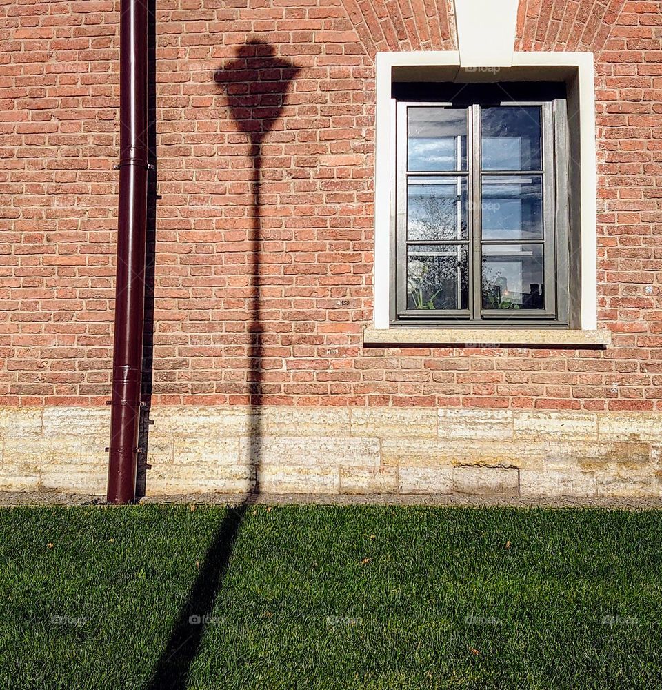 The shadow of a lantern on the wall of the house 💡