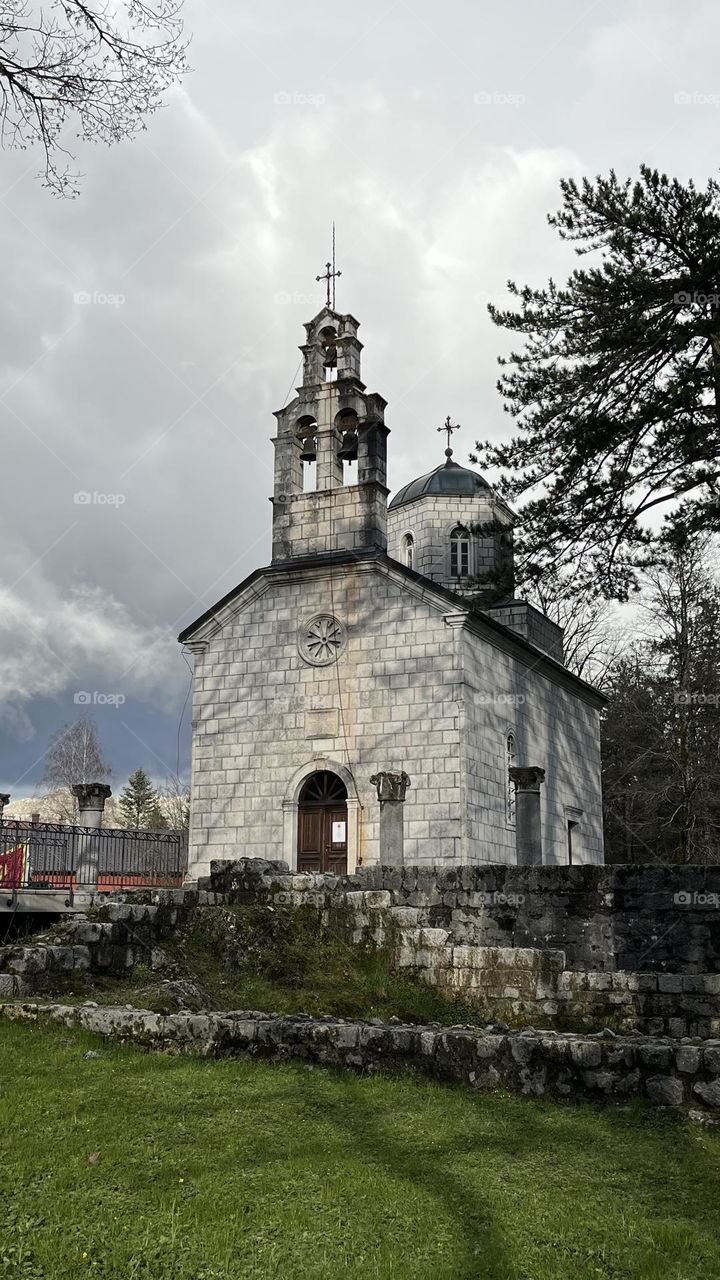 The new church stood on the ruins of an ancient temple.