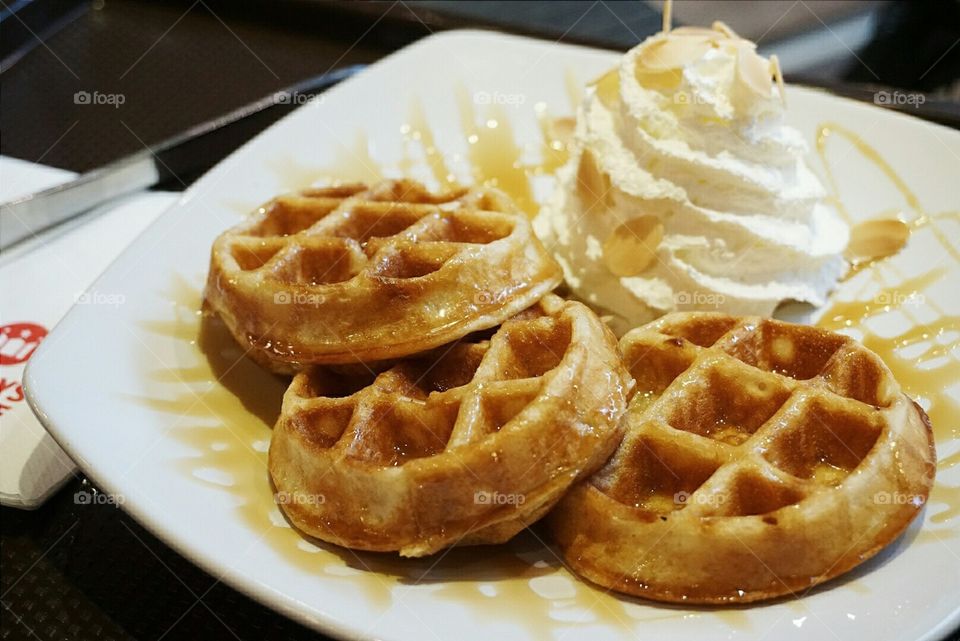 Waffle x whipping cream, delicious!