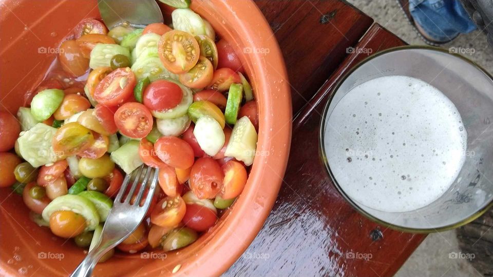 Legumes especiais deliciosos maxixes, tomatinhos e cerveja.