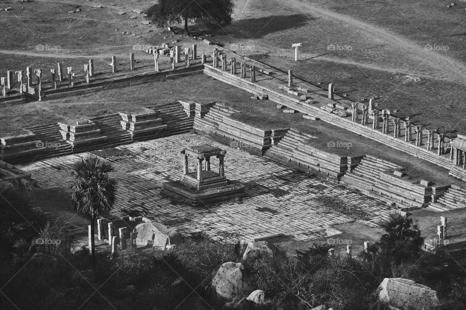 Ancient pond - Architecture - Monochromatic Style 