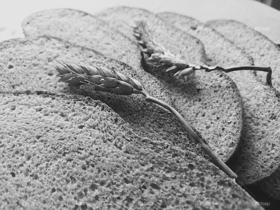 bread and ears of wheat.