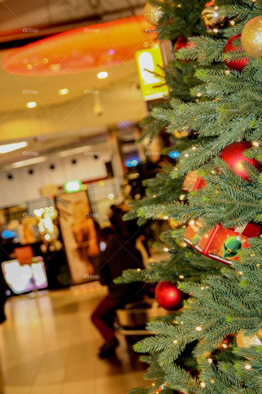 The Christmas tree on schiphol airport brings people in the Holliday spirit