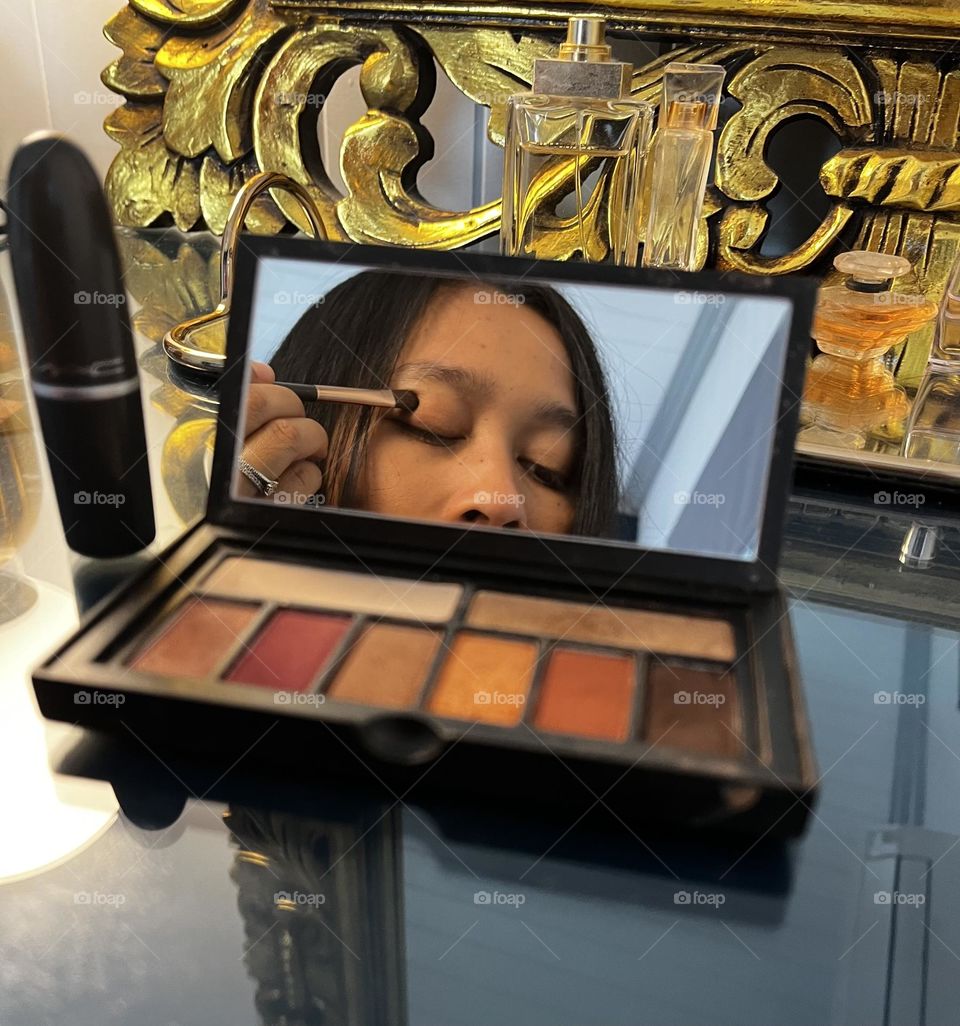 Everyday makeup doing eyeshadows 