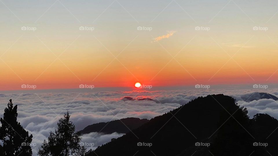 Beautiful mountain scenery with sea of clouds