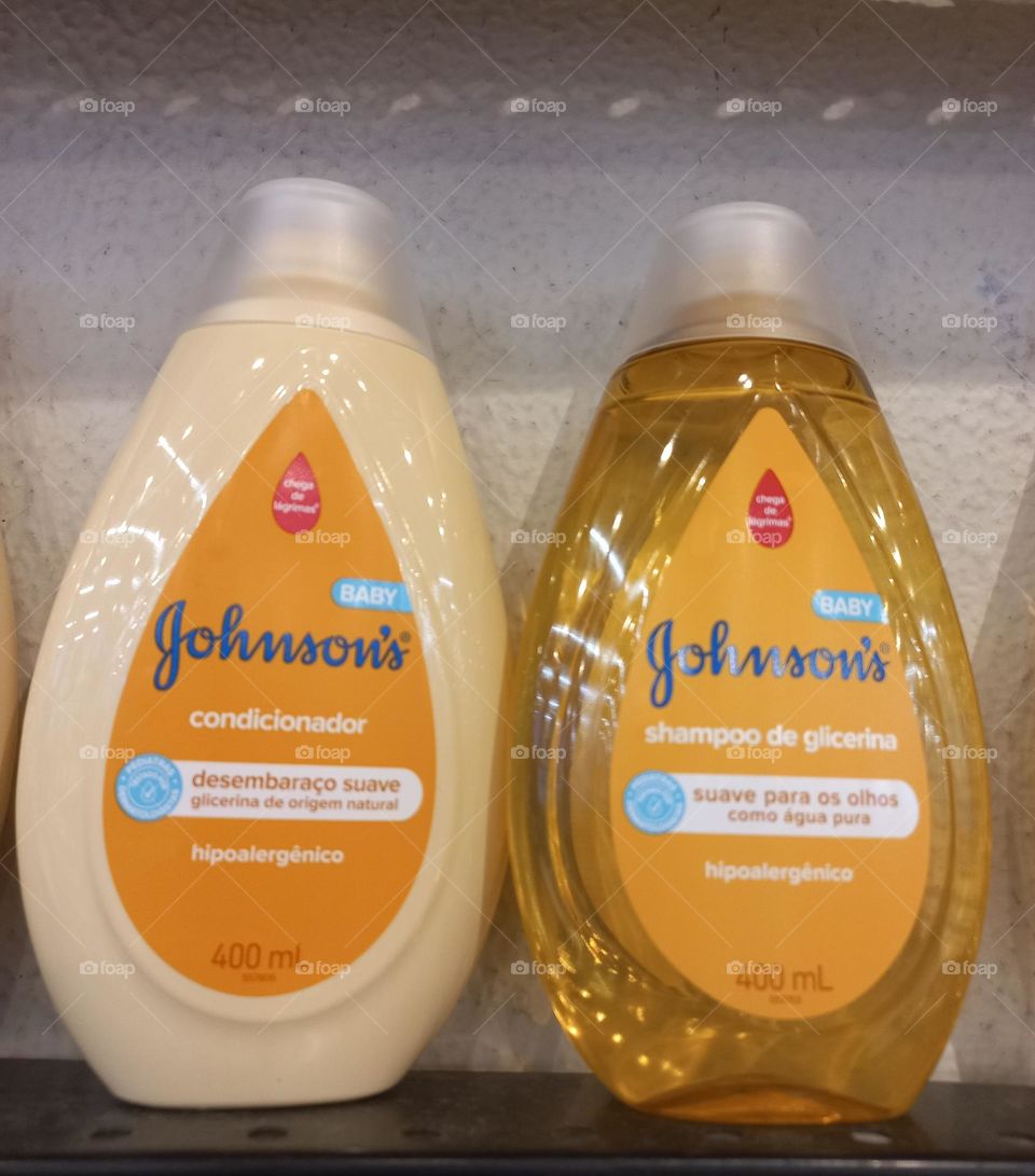 Lavar o cabelo do bebê  todos os dias é essencial  para ajudar a remover a crosta láctea. A higiene deve ser feita de forma delicada e suave, durante o banho. BABY  Jonhnsons com Glicerina de origem natural, mima e cuida com carinho do seu bebê