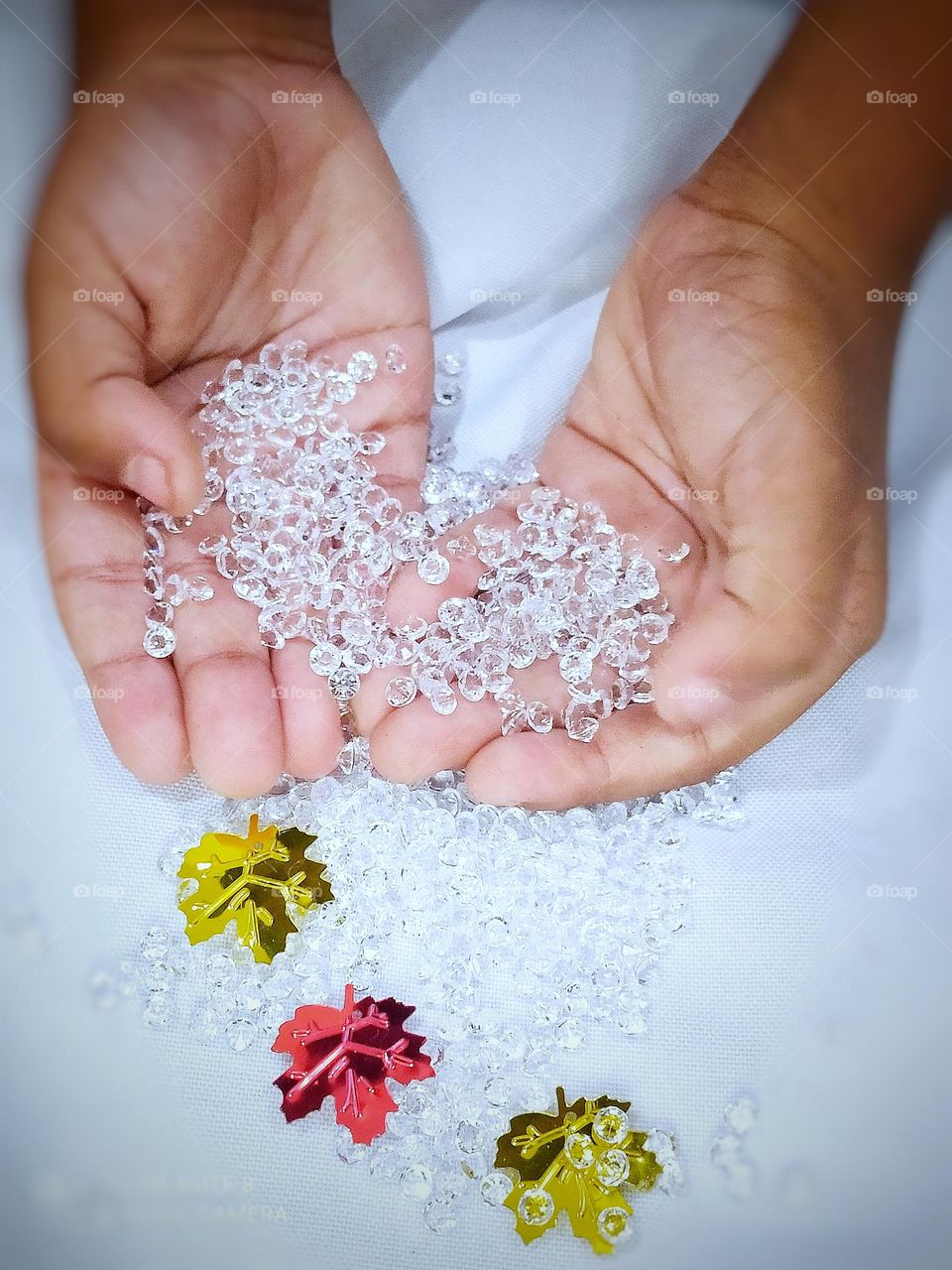 cristais pequenos artificial molde de folhagem secas na mão de uma criança foto tirada a noite