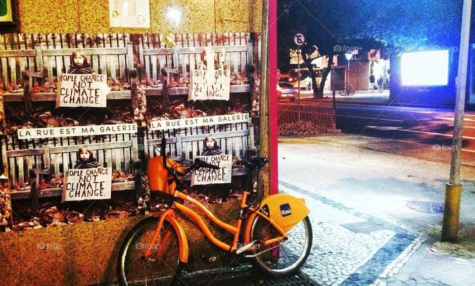 La rue est ma galerie. Around a corner in Ipanema. 
Rio de Janeiro, Brasil. 