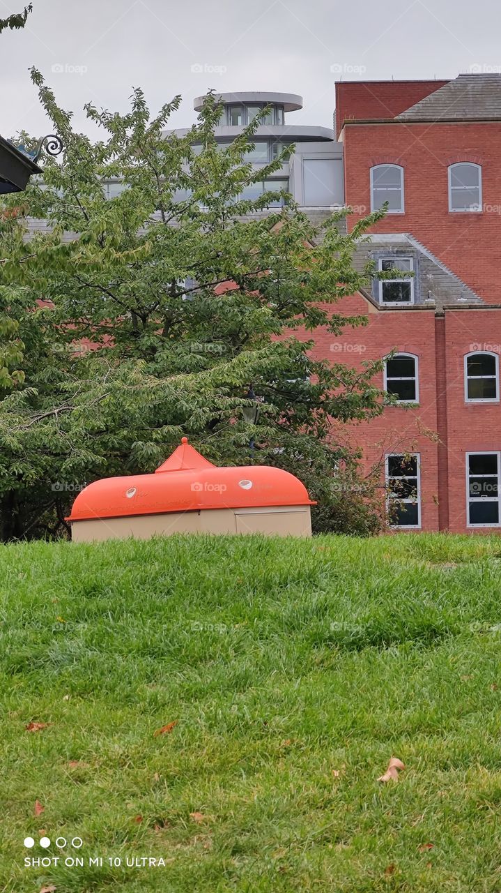 visión general de un parque céntrico y una carpa roja