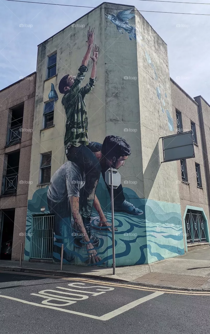 caminando por limerick, admirando el arte callejero ...walking through limerick, admiring the street art...