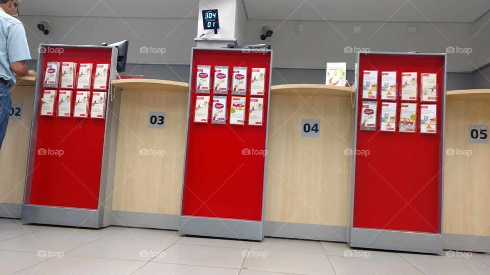 Balcão, caixas de Agência Bancaria.