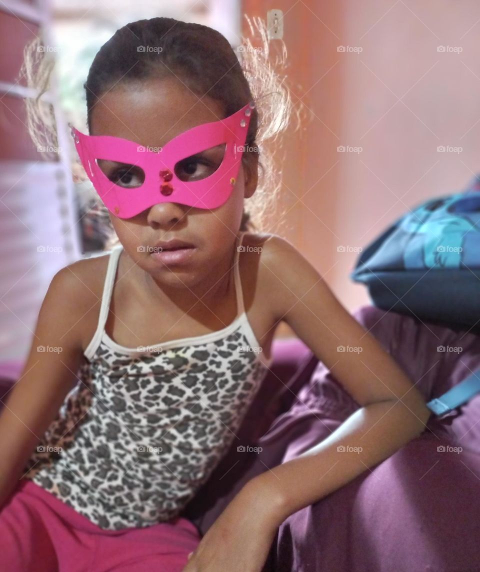 Máscara Gatinho. As máscaras, aparecem na história da humanidade desde as épocas mais remotas. Há registro de pinturas rupestres em que há cenas representando caçadores mascarados com cabeças de animais.