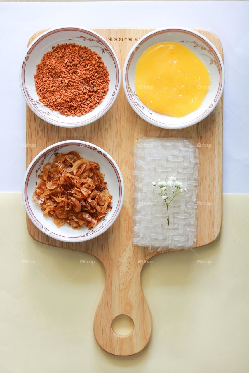 Rice paper with lemon sauce and other topping