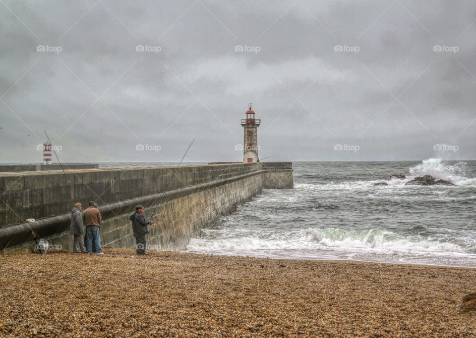 Pescadores na foz. A group of Fishermen trying their luck, on a rainy morning.