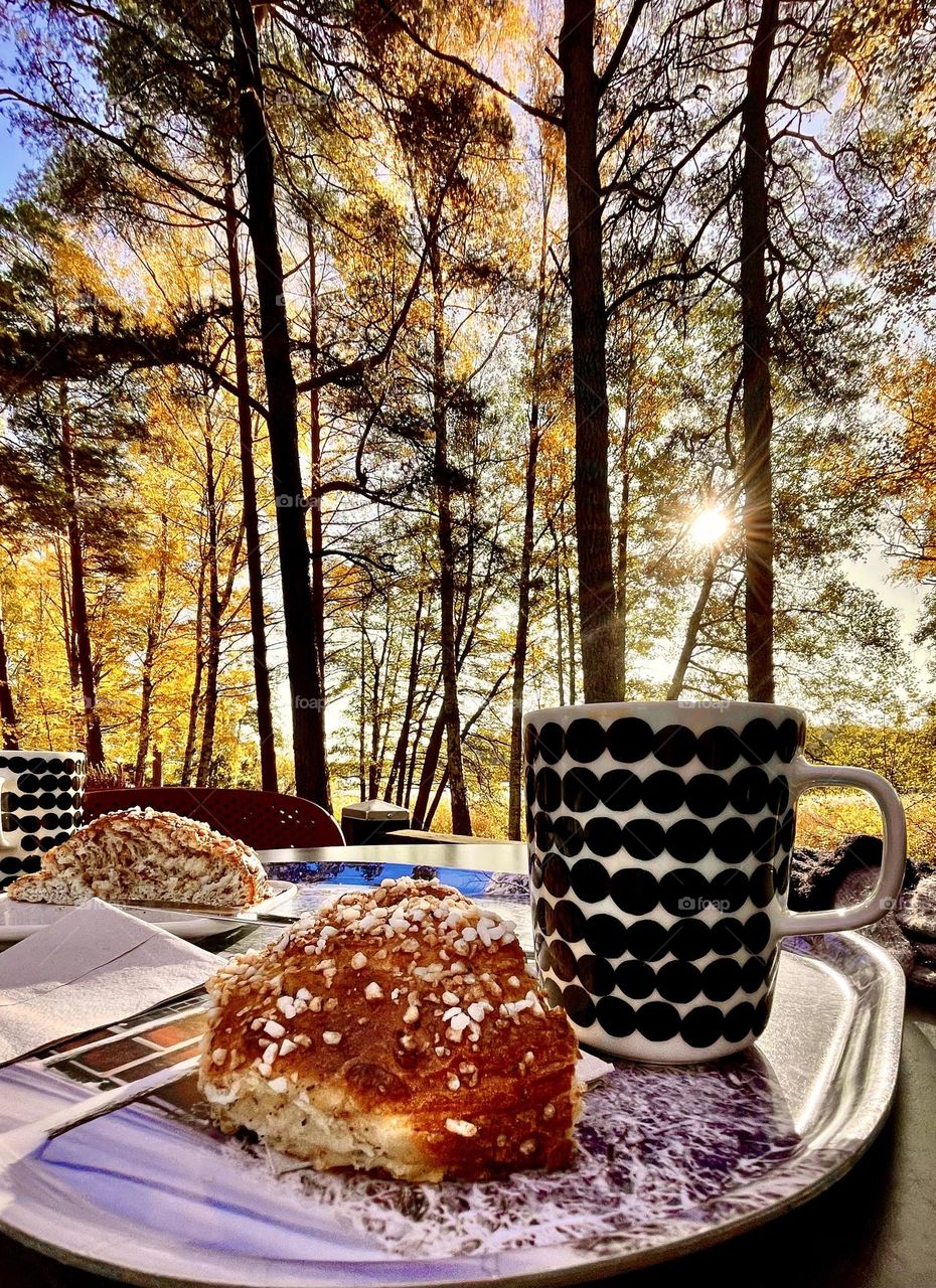 What could be better than stop for a coffe and cinnamonbun with a good friend at a seaside coffee in crispy autumn day.