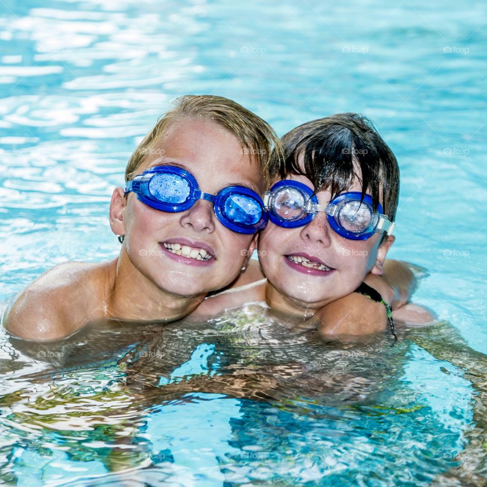 kids with swimming goggles