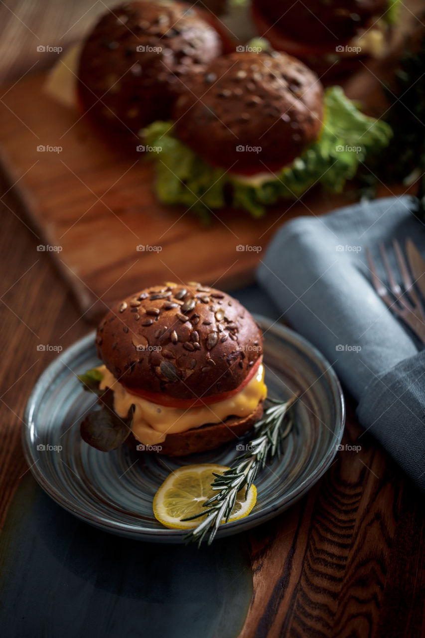 Classic burger with grain bread 