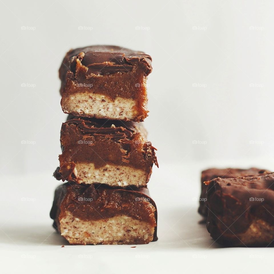 Chocolate hazelnut bars. healthy chocolate hazelnut date bars