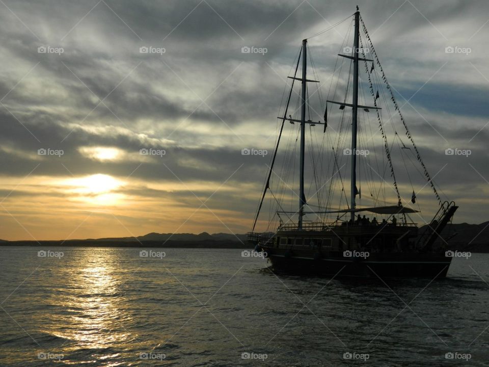 Яхта на закате