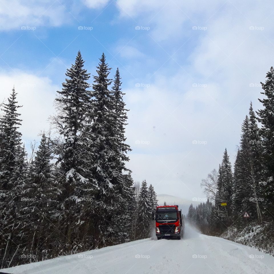 Снег дерево небо голубое дорога машина горы      осень