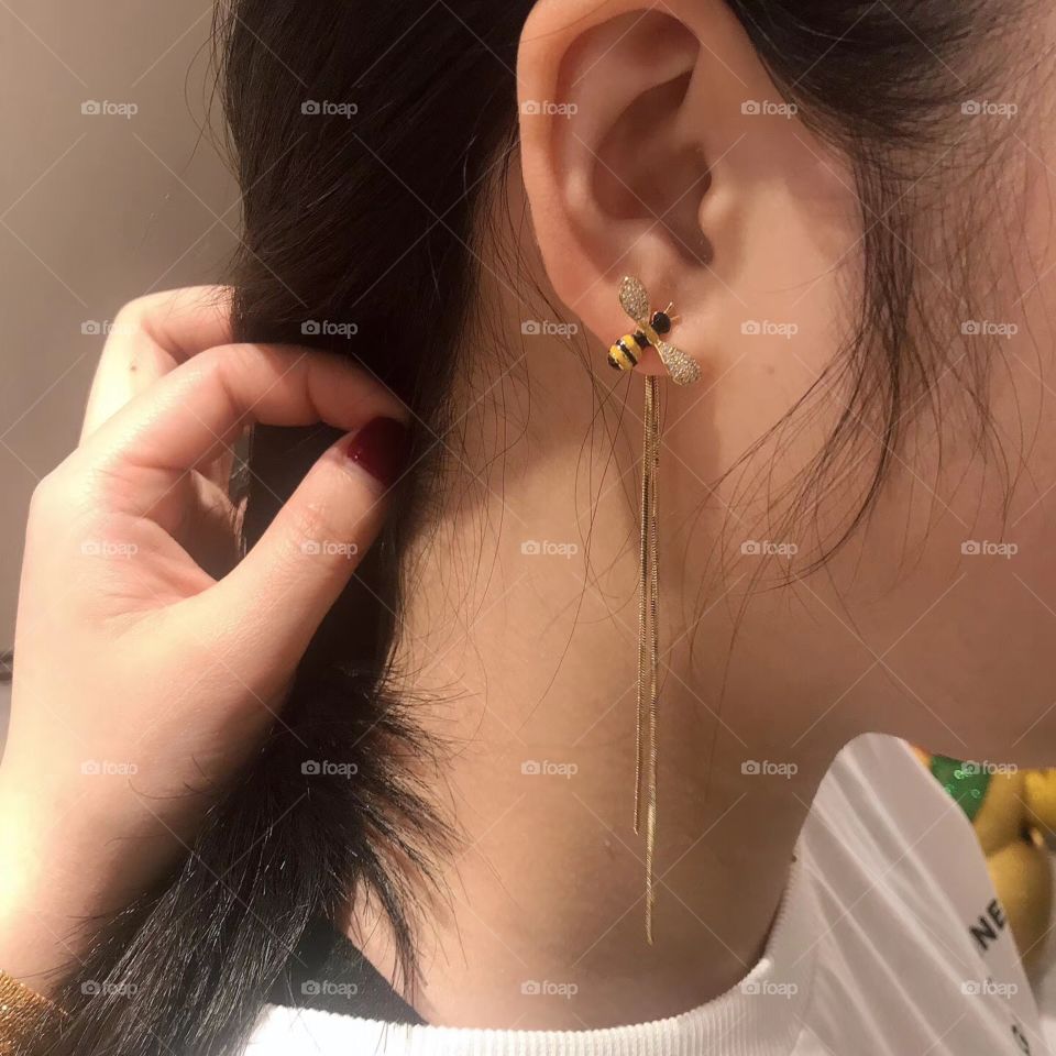 Honeybee ear stud