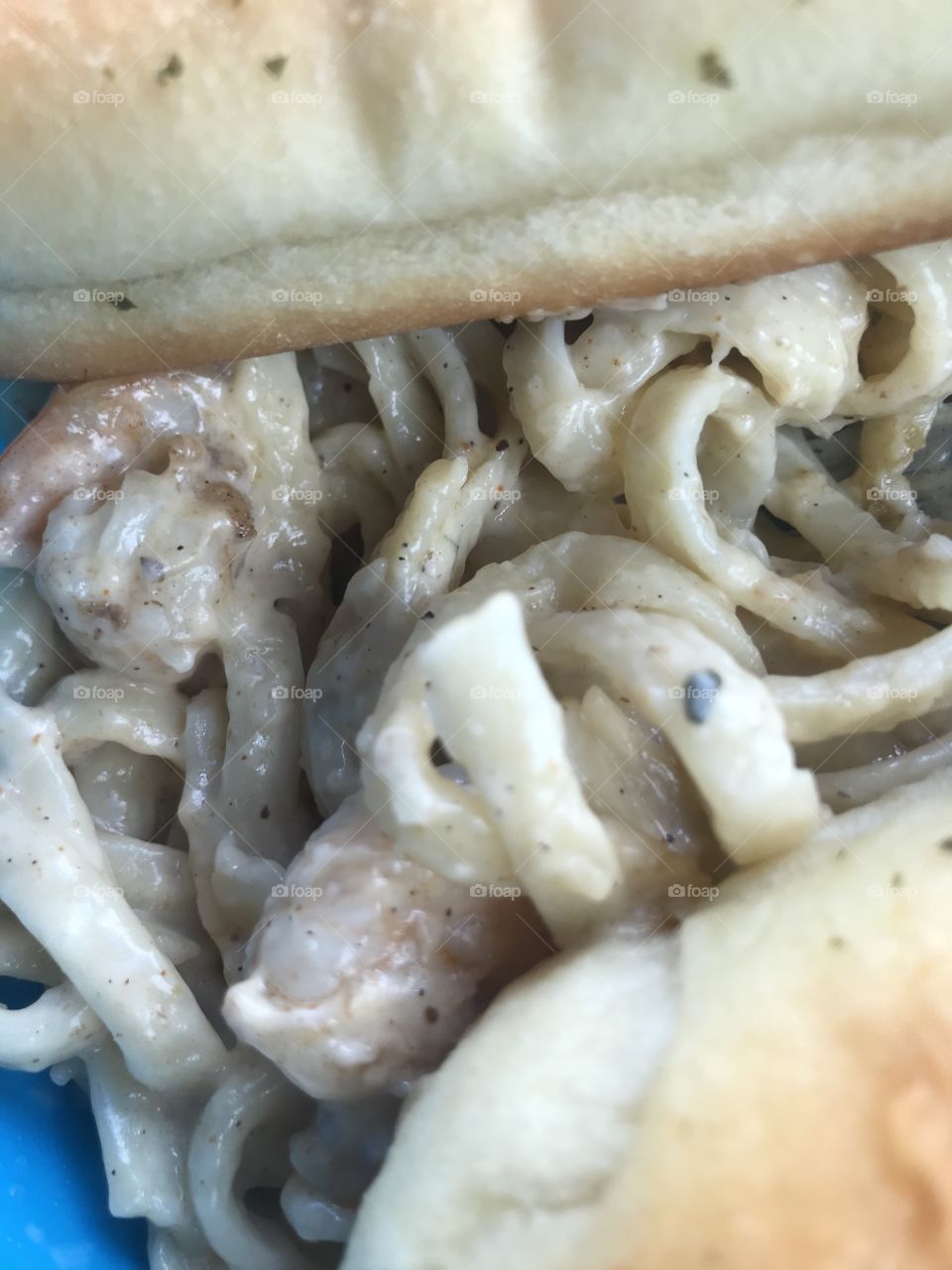 Shrimp pasta and garlic bread 🤤