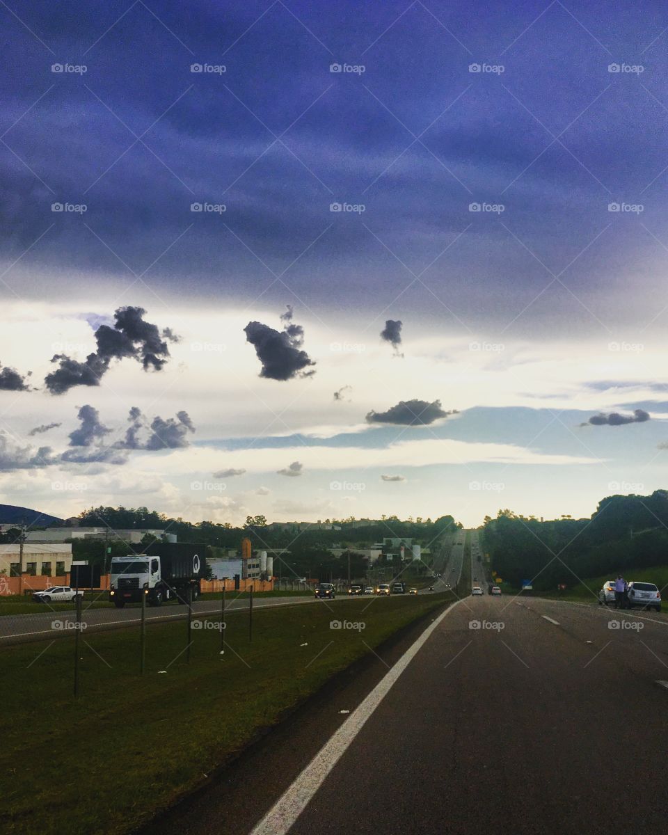 #tbt
Esperava-se que o #céu se abrisse ou que a #chuva chegasse?
☔️ ⛅️ 
#natureza #paisagem #landscape #fotografia #photooftheday #nuvens #estrada