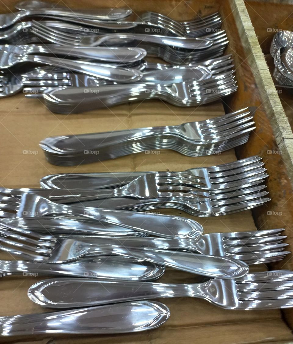 Garfos, o uso  dos garfos individuais,  começou na Europa  a partir do século XVII. Nessa época eles eram utilizados,  principalmente  com alimentos gordurosos, com molhos ou melados; pois nesse período usava-se as mãos no ato de se alimentar