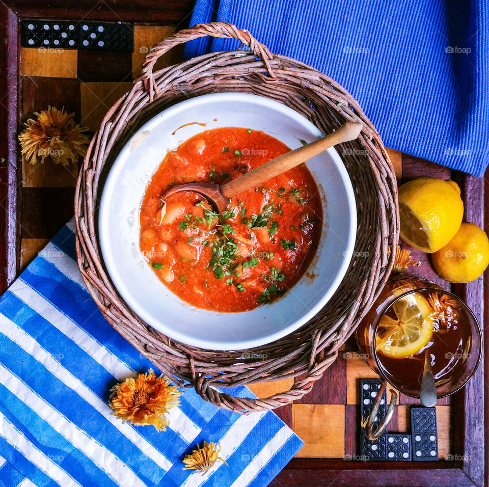 Baked butter beans with onions,  tomatoes and herbs