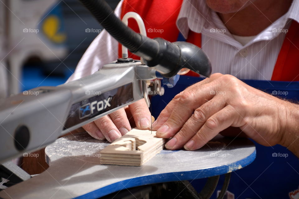 artigiano del legno al lavoro