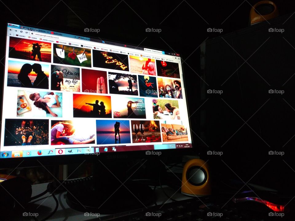 Tela com imagens românticas online. Monitor/computador.