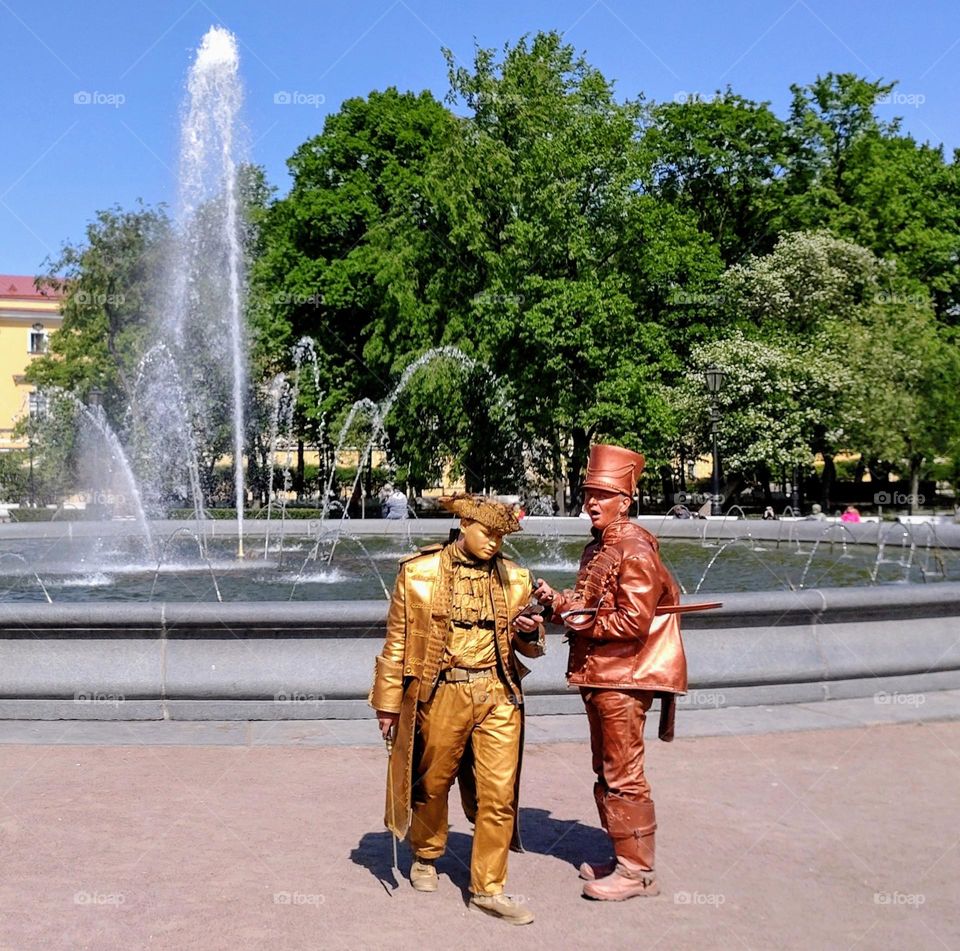 Living statues and fountain