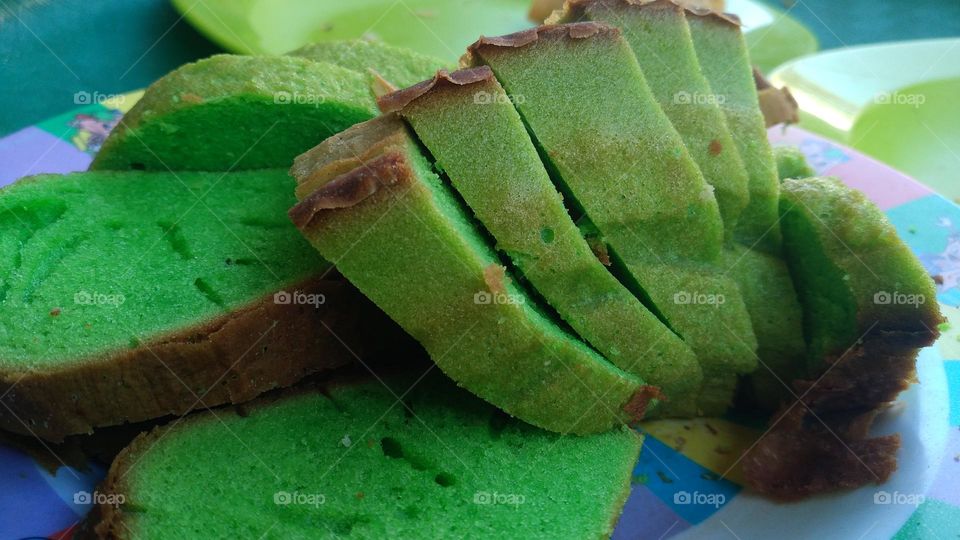 Pandan sponge cake is a sponge cake originating from Malay land which is flavored with pandanus amaryllifolius leaf juice. This food is famous in Indonesia