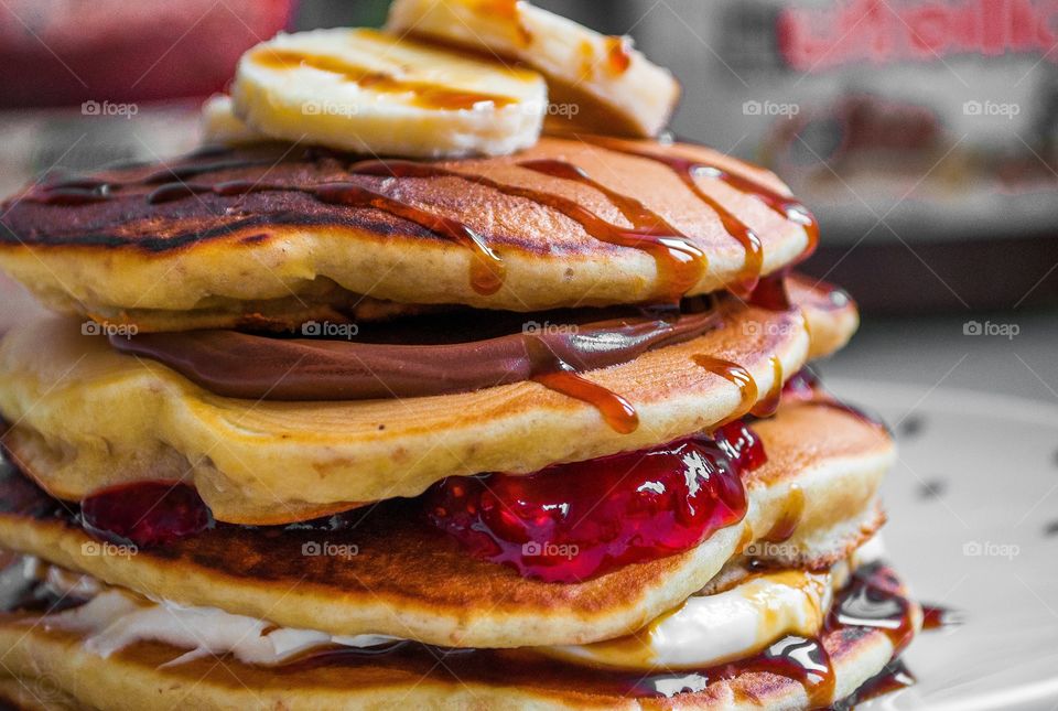 pancakes witch fruits and sirup