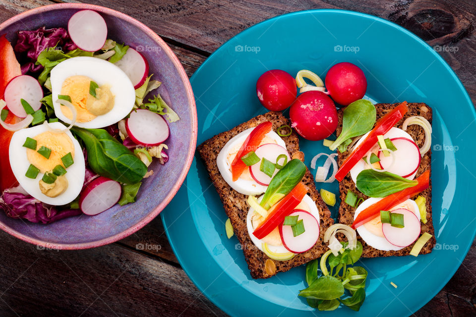 Healthy sandwich with boiled eggs and vegetables