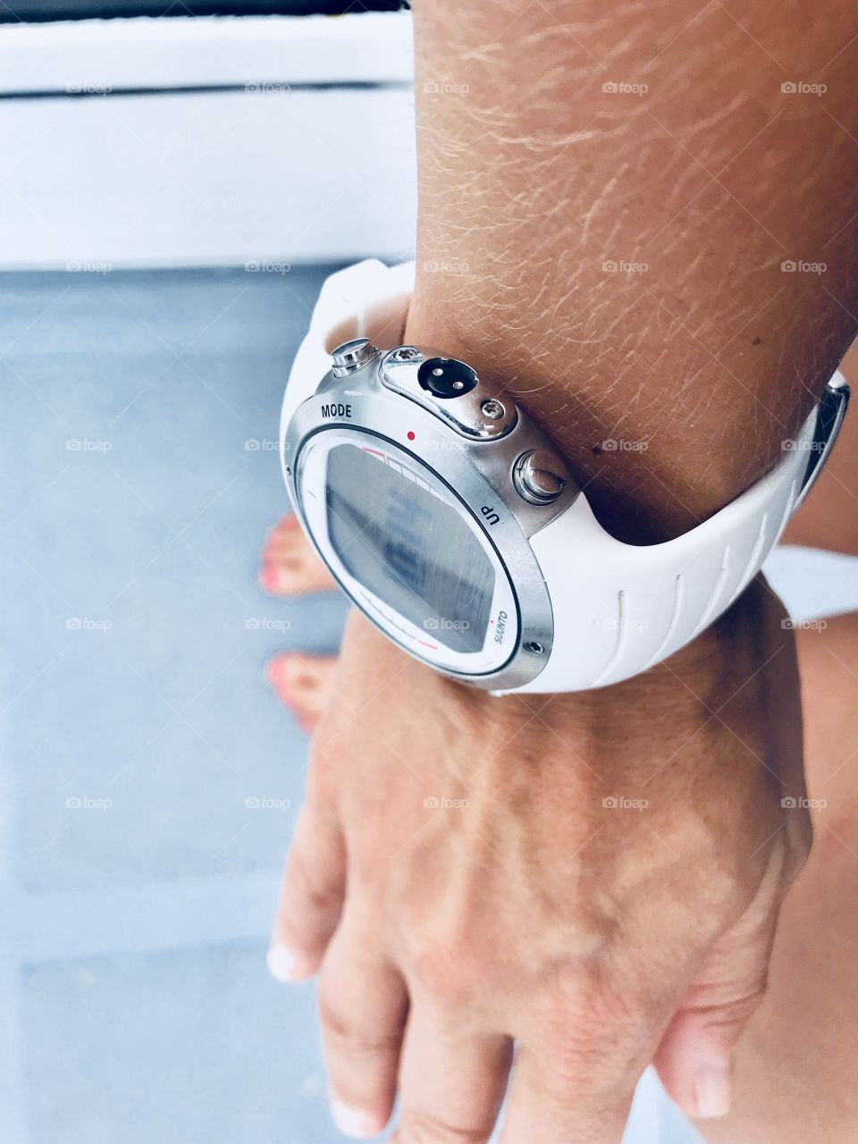 A Suunto dive computer in hand 