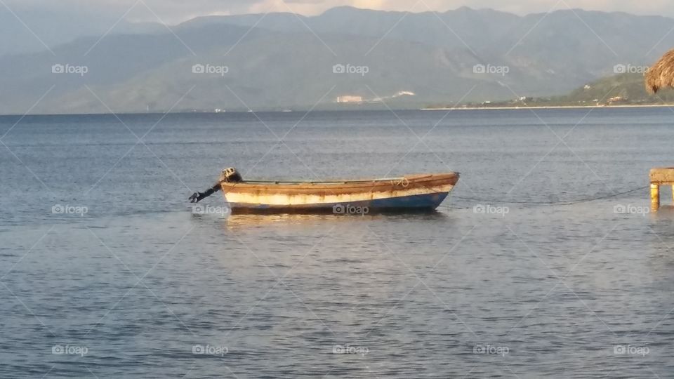 canoa turidtica con motor en la playa palmar de ocoa
