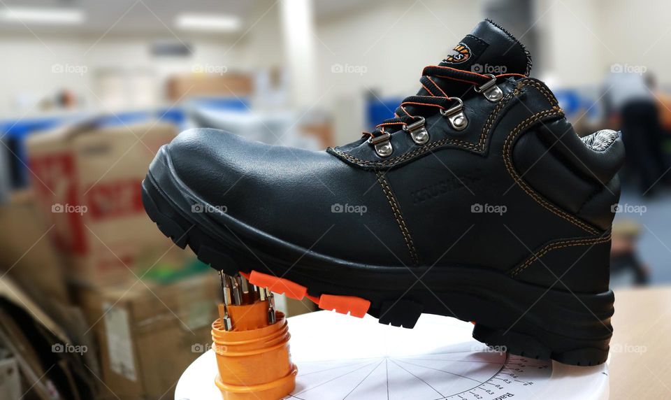 Leather shoes and leather boots, these shoes can be used a day for college, work or school, but can also be used as safety shoes