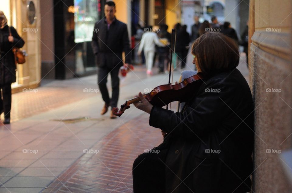 a lady playing the violin